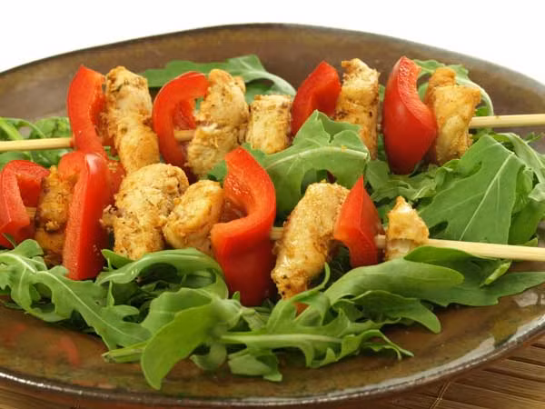 5. Thịt nướng rau củ: Có rất nhiều loại rau mà bạn có thể thêm vào món thịt nướng ngon lành gồm chuối sống, củ dền, đậu xanh, ớt chuông, nấm và bí xanh.