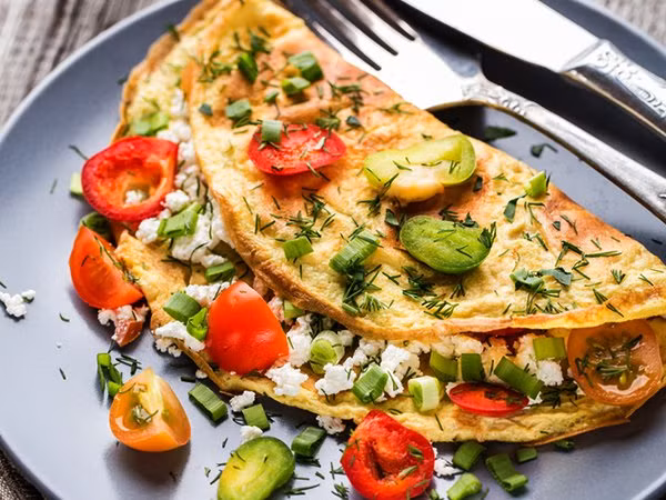 3. Làm món trứng tráng rau: Trứng tráng là một món ăn sáng phổ biến với mọi người. Để tăng cường dinh dưỡng cho món ăn này, bạn có thể thêm một số loại rau như rau bina, ớt chuông, cà chua, hành tây, măng tây và atisô vào đó. Món trứng tráng rau củ không chỉ ngon mà còn cung cấp cho bạn rất nhiều chất dinh dưỡng.