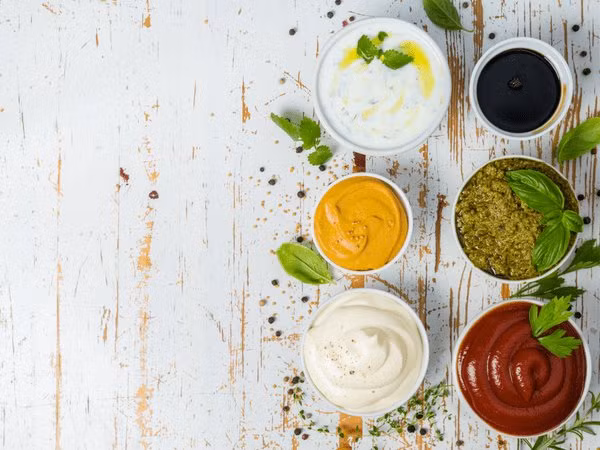 1. Thêm rau vào nước sốt: Thêm rau xay nhuyễn vào nước sốt và món súp là một cách lành mạnh giúp bạn ăn thêm nhiều rau xanh mỗi ngày. Các loại rau có thể xay nhuyễn là cà rốt, súp lơ, ớt chuông, củ dền, khoai lang, bí và các loại rau có lá như rau bina (cải bó xôi). Những loại rau này hoạt động tốt trong tất cả các loại nước sốt và nước sốt mì ống.