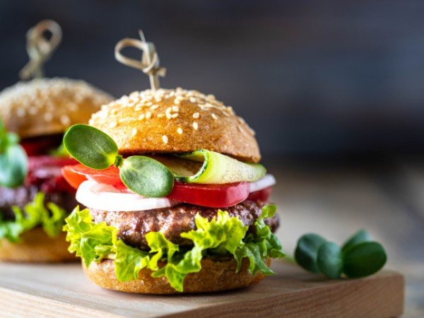 4. Dùng rau trong bánh mì kẹp thịt: Chỉ cần thêm một số loại rau vào món bánh mì kẹp thịt, bạn sẽ cảm thấy chúng ngon ngọt hơn và tốt cho sức khỏe. Có thể thêm các loại rau củ như cà chua, cải Brussel, hành tây và nấm.