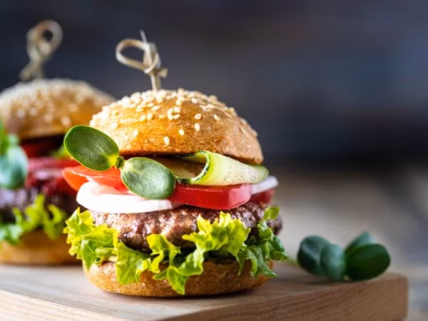 4. Dùng rau trong bánh mì kẹp thịt: Chỉ cần thêm một số loại rau vào món bánh mì kẹp thịt, bạn sẽ cảm thấy chúng ngon ngọt hơn và tốt cho sức khỏe. Có thể thêm các loại rau củ như cà chua, cải Brussel, hành tây và nấm.