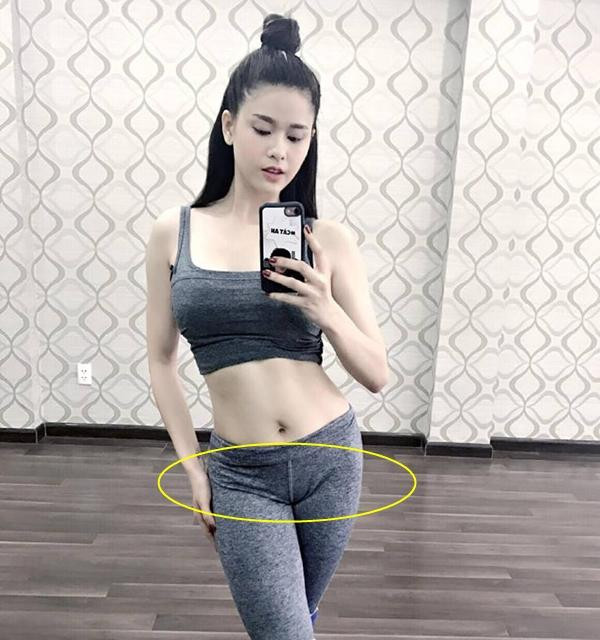 Trương Quỳnh Anh khoe thành quả tập gym là vòng eo săn chắc thon gọn. Tuy bộ đồ tập bó sát giúp người đẹp tôn thân hình gợi cảm song vì mẫu quần legging ôm sát mà “vùng tam giác” của nữ ca sĩ bị hằn rõ.