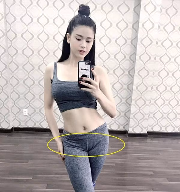 Trương Quỳnh Anh khoe thành quả tập gym là vòng eo săn chắc thon gọn. Tuy bộ đồ tập bó sát giúp người đẹp tôn thân hình gợi cảm song vì mẫu quần legging ôm sát mà “vùng tam giác” của nữ ca sĩ bị hằn rõ.