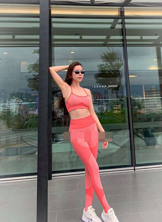 Với chủ đích khoe vóc dáng nóng bỏng trong set đồ tập gym nhưng người đẹp Huỳnh Vy đã vô ý mắc phải một lỗi thời trang phổ biến.Ảnh: Internet.