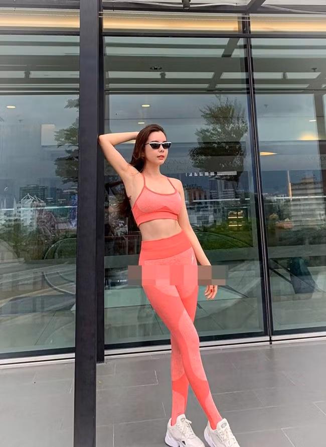 Với chủ đích khoe vóc dáng nóng bỏng trong set đồ tập gym nhưng người đẹp Huỳnh Vy đã vô ý mắc phải một lỗi thời trang phổ biến.Ảnh: Internet.