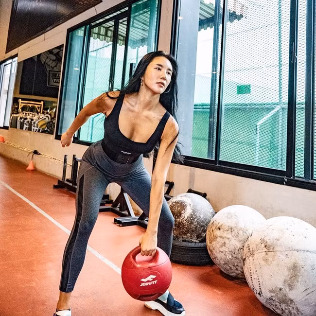 Mặc dù đã có được vóc dáng hoàn hảo sau khi giảm cân, Areum Jung vẫn tiếp tục duy trì thói quen này để giữ thân hình săn chắc.