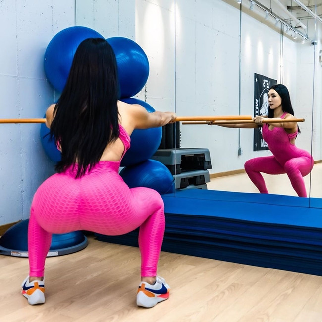 Sau khi giảm cân thành công, Areum Jung tham gia cuộc thi Hoa hậu Hàn Quốc. Mặc dù không giành được ngôi vị cao nhất nhưng cô được đánh giá là thí sinh tiềm năng.