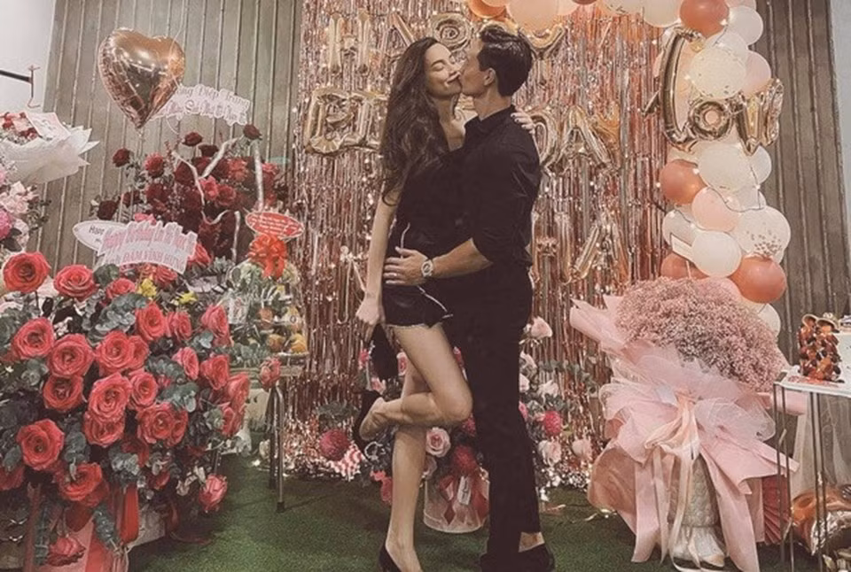 Hà Hồ diện đầm ngắn ôm sát khoe chân dài "ton sur ton" với Kim Lý sau sinh. Ảnh: Internet.