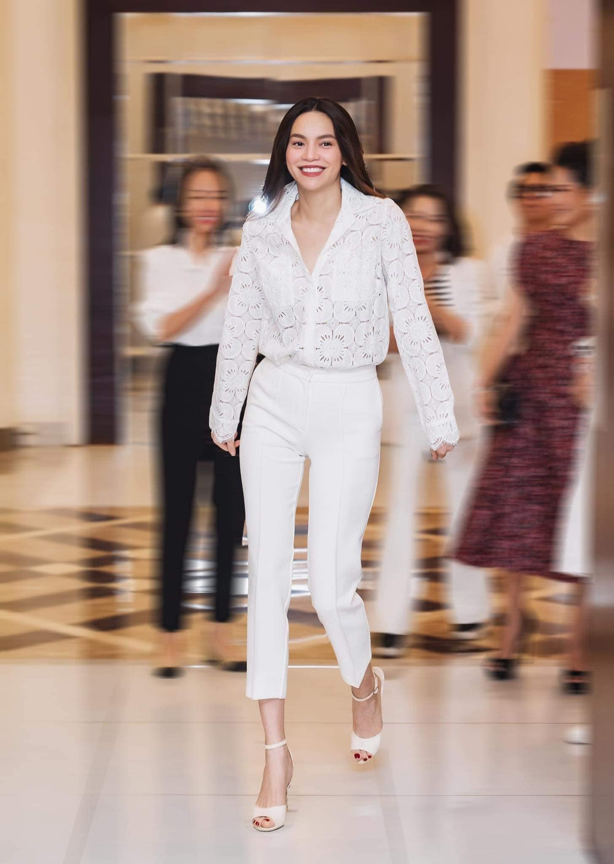 Tại một sự kiện gần đây, Hà Hồ tự tin khoe vóc dáng thon thả sau sinh với bộ đồ trắng tinh thanh lịch.