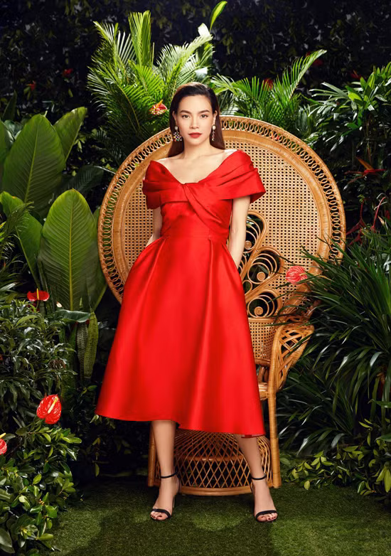 Bà mẹ ba con rất thích mẫu đầm đỏ trễ vai cực gợi cảm thích hợp với những buổi tiệc Giáng sinh.