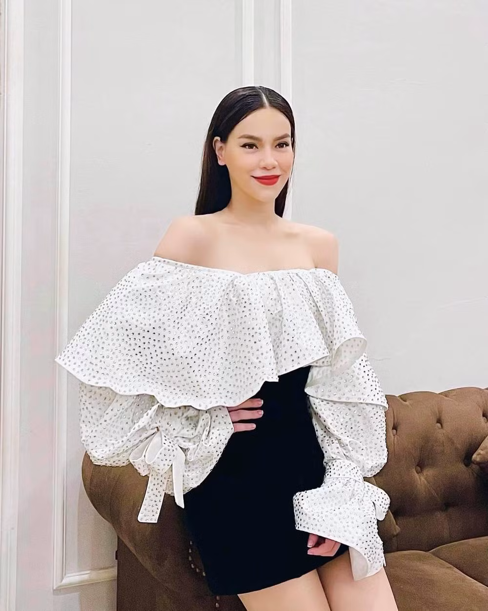 Hà Hồ từng khéo léo khoe dáng thon sau sinh qua bộ đầm đầm khoét vai vô cùng quyến rũ.