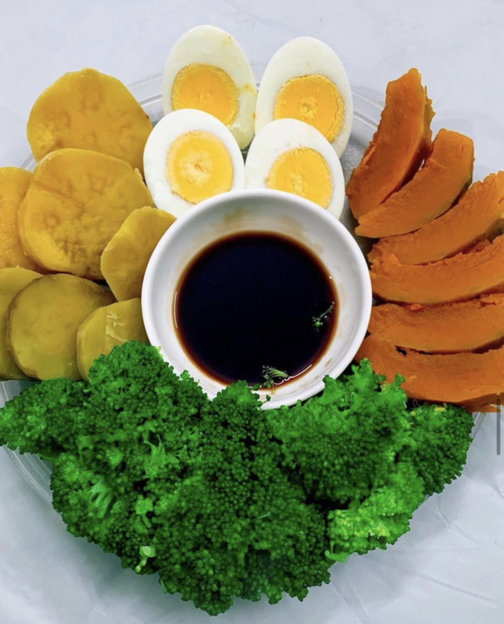 Thực đơn giữ dáng của tân Hoa hậu có đầy đủ nhóm dinh dưỡng với tinh bột tốt từ khoai lang, bí đỏ giúp nhanh no, no lâu và tốt cho tiêu hóa.