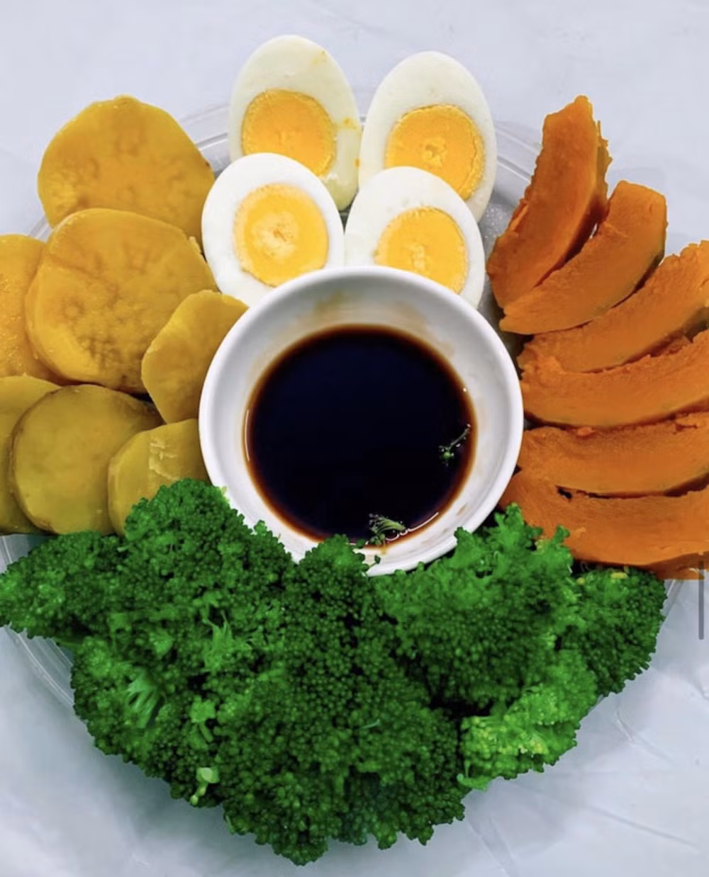 Thực đơn giữ dáng của tân Hoa hậu có đầy đủ nhóm dinh dưỡng với tinh bột tốt từ khoai lang, bí đỏ giúp nhanh no, no lâu và tốt cho tiêu hóa.