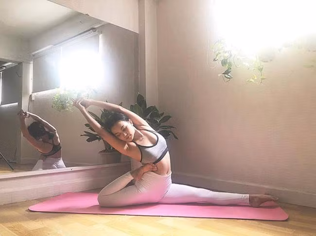 Gu chọn đồ của Sĩ Thanh là trang phục dù kín cổng cao tường cỡ nào từ nhưng phải phô ra được các đường cong cơ thể. Với chiếc quần tập dù kín bưng nhưng đường cong cơ thể lồ lộ không thiếu một chi tiết, đáp ứng yêu cầu của cô.