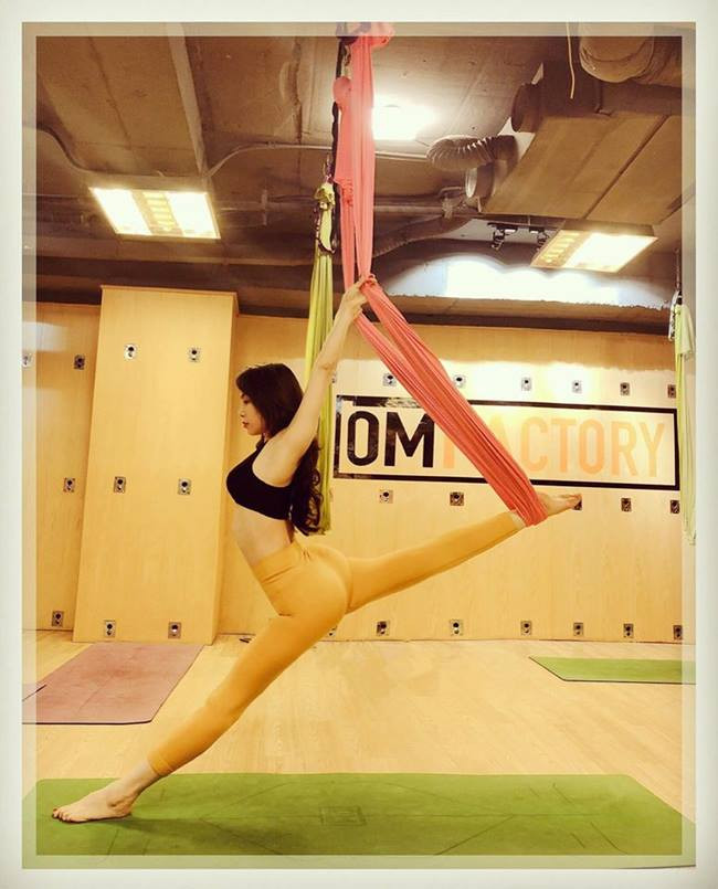 Màu quần càng tiệp với màu da của nữ diễn viên càng mang lại sự cảm nhận đường nét cơ thể rõ ràng nhất.