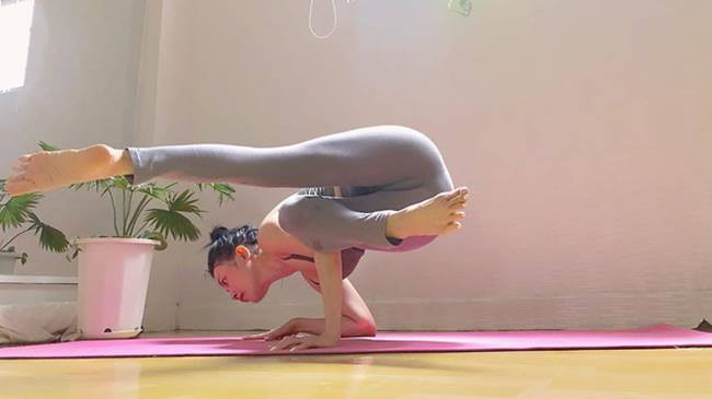 Chọn trang phục tập yoga luôn là vấn đề tạo nhiều tranh cãi cho những tín đồ làm đẹp. Không chỉ đáp ứng về các tiêu chí thoải mái khi tập mà màu sắc thời trang cũng được quan tâm.