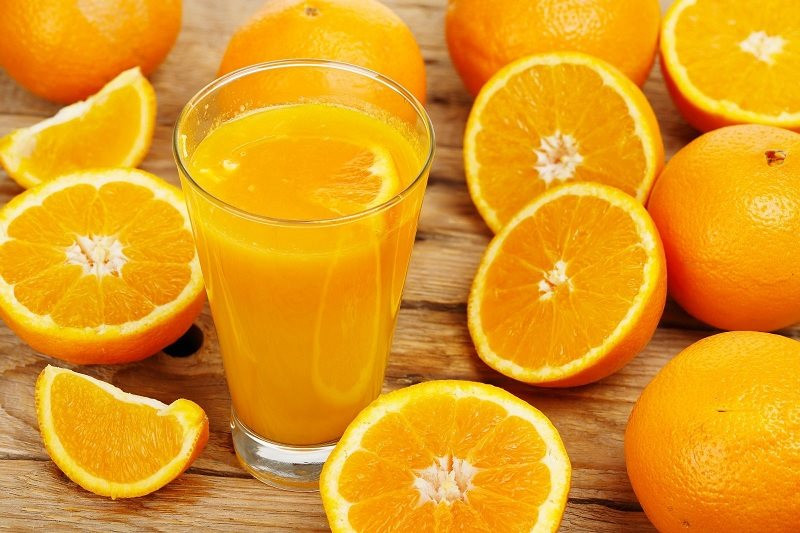 Trái cây giàu vitamin C: Mẹ bầu tích cực ăn các loại trái cây giàu vitamin C không chỉ có tác dụng tăng cường sức đề kháng, phòng ngừa sạm da, nám da mà còn giúp trẻ sinh ra có làn da trắng trẻo, mịn màng hơn. Thực phẩm giàu vitamin C gồm cam, chanh, nho, quýt, táo... Mẹ bầu có thể ăn trái cây tươi hoặc uống nước ép đều tốt cho cơ thể.