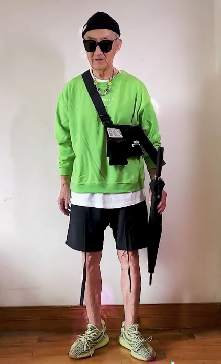 Đối với ông, quần áo không chỉ là thứ để làm đẹp, mà còn là tình yêu với cuộc sống.