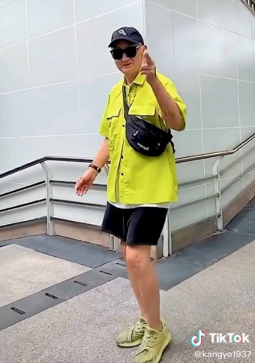 Ông Kang từng là giảng viên đại học và có niềm đam mê với thời trang từ khi còn nhỏ.