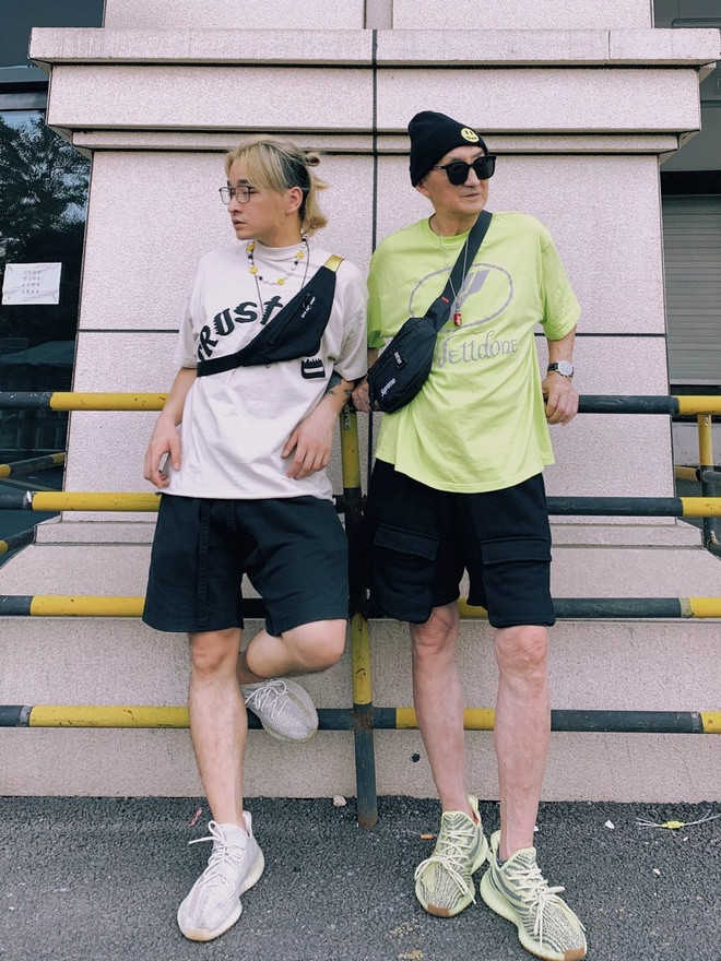 Ông Kang có một người cháu tên là Kangkang, người luôn cùng cụ ông đi mua sắm. Anh chàng này rất tự hào vì có ông nội trẻ trung như vậy. Thậm chí, người cháu sẵn sàng xếp hàng suốt nhiều tiếng đồng hồ chỉ để mua giày cho ông nội.