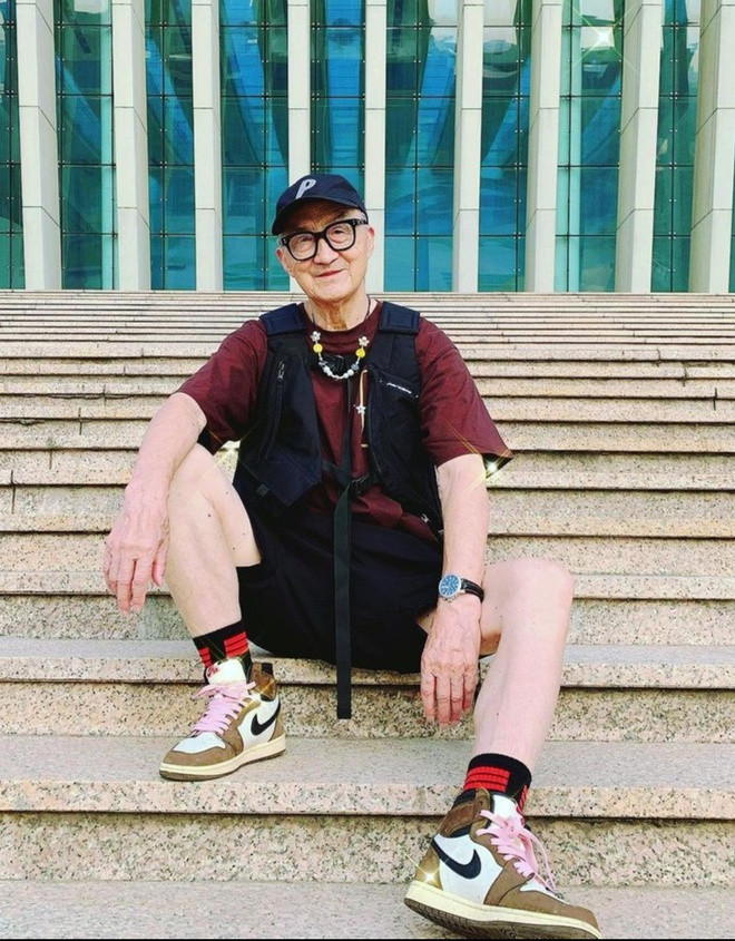 Ông Kang hiện sở hữu bộ sưu tập quần áo và giày sneakers đến từ nhiều thương hiệu khác nhau.