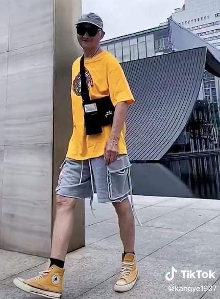 Ông cũng thường xuyên lên mạng, cập nhật xu hướng thời trang mới nhất và tham khảo các mẹo giúp nâng tầm gu ăn mặc sành điệu.