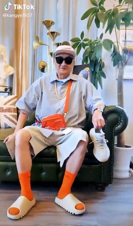 Tuy nhiên, do tính chất công việc nên ông ít có điều kiện thể hiện sở thích của mình. Chỉ đến khi nghỉ hưu, ông mới thỏa sức sáng tạo với các mảng màu sắc rực rỡ kết hợp với quần áo sành điệu.