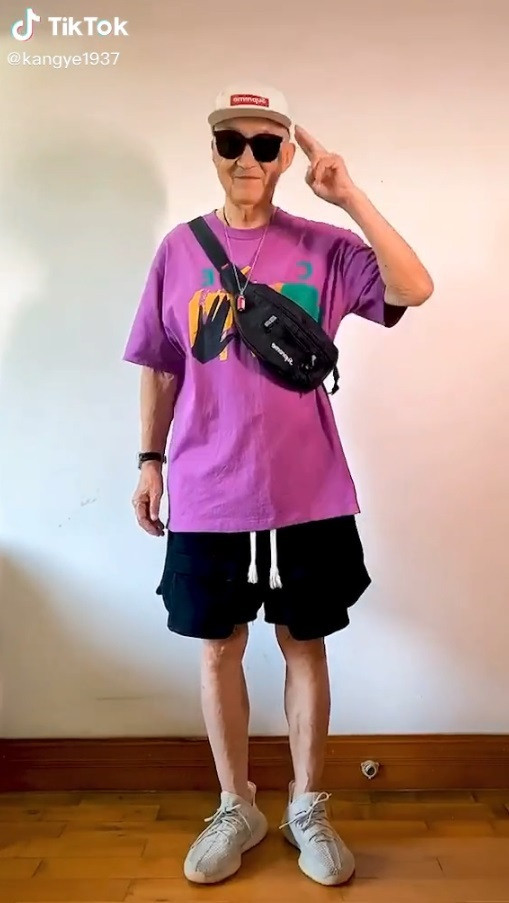 Phong cách thời trang trẻ trung của ông Kang hiện thu hút chú ý trong cộng đồng mạng.