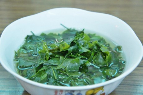 Rau sắng thường mọc trong rừng sâu, trên những vách núi cao. Cây mọc trên vách núi cao thì tuổi đời cây càng cao, chất lượng rau càng ngon ngọt lạ thường. Theo kinh nghiệm dân gian, rau sắng thường dùng để nấu canh, có thể nấu với xương lợn, thịt lợn, tôm nõn giã nhỏ, thịt gà, cá rô, cá quả... mỗi thứ một vị, đều rất thơm ngon và bổ dưỡng.