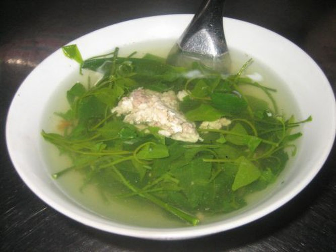 Rau ngót rừng đắt mấy cũng được lòng khách là vì lạ miệng, chỉ có theo mùa và ưu điểm lớn là hàng sạch. Rau ngót rừng đã rất ngon, nhưng hoa của nó còn ngon gấp chục lần. Hoa rau ngót rừng chỉ nở trong vòng một tháng nên có giá rất cao (200.000 đồng/kg), lại hiếm nhưng nhiều người sành ăn vẫn săn mua bằng được.