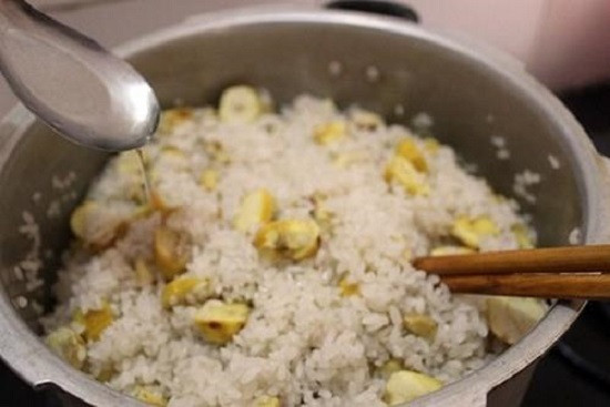 Chuẩn bị nồi hấp, đun nước sôi. Nước sôi cho gạo lên trên, đậy kín vung, hấp khoảng 15-20 phút đến khi thấy gạo bắt đầu nở thì cho 1 thìa dầu ăn vào, trộn đều đồ thêm 15 phút nữa. Sau đó cho tiếp 1 thìa dầu ăn còn lại và nước cốt dừa vào. Hấp thêm khoảng 10 phút thấy xôi dẻ, mềm, nở đều, hạt dẻ mềm và thơm là được.