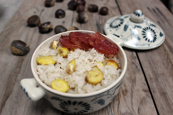 Sau khi tắt bếp, xới xôi ra đĩa, rắc lạc rang giã nhỏ và vừng lên trên. Xôi hạt dẻ cũng có thể ăn kèm nước cốt dừa, hành khô thêm đậm đà, hoặc ăn kèm ruốc, lạp xưởng cho đa dạng hương vị. Ảnh: Internet.