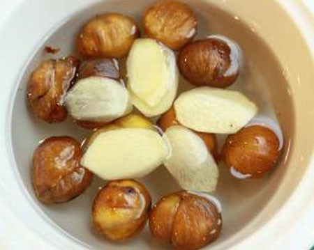 Chè hạt dẻ: Chè hạt dẻ nóng hổi sẽ là món ăn vặt rất tuyệt cho cả gia đình bạn bởi hạt dẻ chứa nhiều dinh dưỡng và bột sắn dây giúp thanh lọc cơ thể.