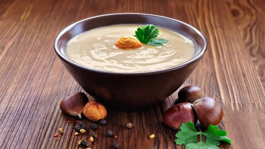 Sơ chế nguyên liệu: Hạt dẻ luộc chín rồi bóc sạch vỏ. Hành tây làm sạch bổ múi cau. Tiếp đến là làm nóng nồi, cho hành tây vào xào thơm với dầu oliu. Thêm nước và hạt dẻ rồi nấu lửa vừa cho đến khi hạt dẻ chín mềm. Nêm muối vừa ăn thì tắt bếp. Sau đó dùng máy xay nhuyễn hỗn hợp này là được.