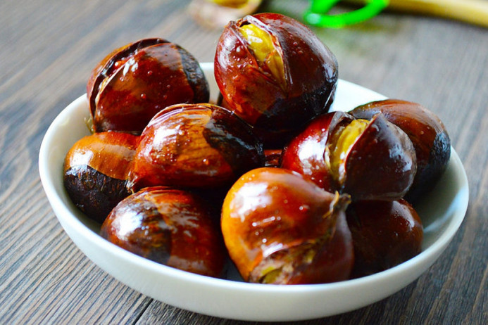 Các bước thực hiện món hạt dẻ nướng: Hạt dẻ rửa sạch, bỏ những hạt nổi. Khía chữ thập ở đầu hạt để riêng ra bát. Cho hạt dẻ vào nướng bằng nồi chiên không dầu 200 độ C trong 20-25 phút. Trong thời gian nướng nên kiểm tra, ăn thử xem nướng bao lâu thì phù hợp khẩu vị của bạn là được. Khi ăn, hạt bở tung trong miệng, vị ngọt bùi, ngậy quện lấy vị thơm khiến ai cũng mê mẩn.