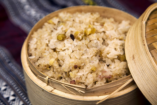 Xôi hạt dẻ với vị bùi bùi cùng hương nếp mới thơm dẻo sẽ làm bạn nhớ mãi. Để làm món xôi hạt dẻ chuẩn vị Cao Bằng thì chúng ta phải chọn hạt dẻ Trùng Khánh và gạo nếp thơm.