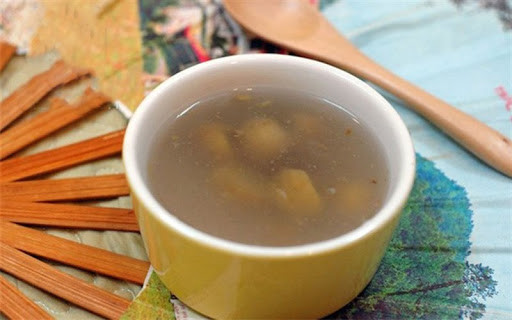 Để làm món chè hạt dẻ, bạn hãy dùng hạt dẻ tách vỏ, bổ làm đôi hoặc làm ba những hạt to cho dễ ăn. Cho hạt dẻ vào nồi nước cùng đường, đun sôi sau đó hòa tan bột sắn dây từ từ đổ vào, khuấy đều đến khi hỗn hợp sôi lại, bột sắn trong thì tắt bếp. Chè hạt dẻ bạn có thể dùng nóng hoặc nguội đều ngon.