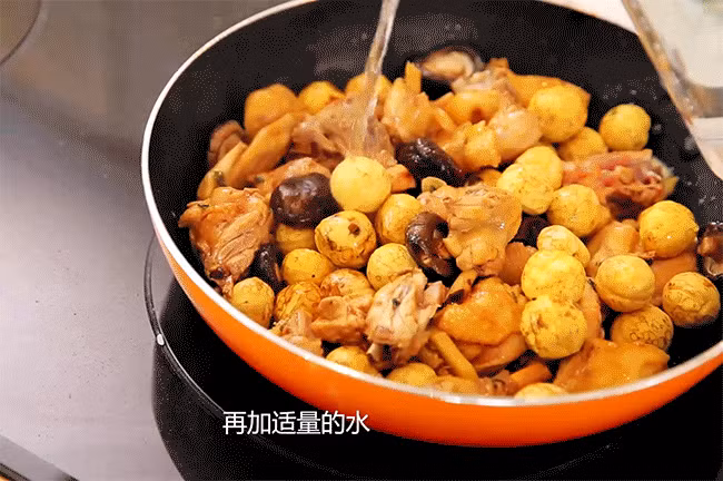 Đổ hết dầu trong chảo ra, chuẩn bị vài lát gừng, gốc hành, hoa hồi, vỏ tần bì cho vào chảo có dầu, đảo sơ cho gia vị có mùi thơm, sau đó đổ khoảng 1,5 lít nước vào. Sau đó cho 1 chén con nước tương, 1 chén con rượu, 1/2 chén con dầu hào, 2 muỗng con đường phèn và 1 ít tiêu xay vào.