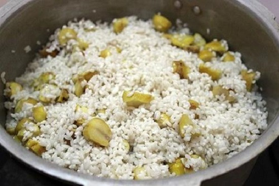 Gạo nếp muốn nấu xôi ngon thì chọn gạo đều hạt, hạt mẩy, bóng và thơm. Nên ngâm từ tối hôm trước hoặc trước khoảng 6 tiếng. Đổ gạo nếp đã ngâm ra cho ráo nước, xóc thêm chút muối cho xôi được đậm đà. Hạt dẻ cho vào nồi luộc sơ, ngâm vào nước lạnh để dễ bóc vỏ. Bóc vỏ và thái miếng nhỏ vừa ăn. Sau đó trộn đều hạt dẻ với gạo nếp.