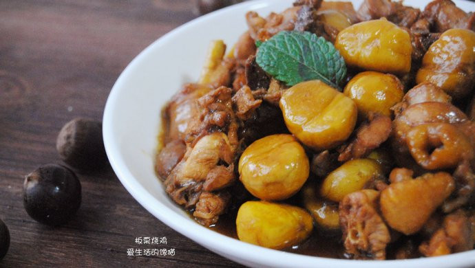 Đợi hỗn hợp sôi đều cho gà vào ninh trong 40 phút, sau đó vớt gà ra để nguội. Sau khi gà nguội dùng tay bóc hết phần xương gà ra. Sau khi loại bỏ xương, đặt miếng gà vào tô rồi đổ hạt dẻ, tỏi phi thơm vào, cho thêm khoảng 1 muỗng con hạt câu kỹ tử, 3 gốc hành lên tô, đổ nước sốt ninh gà vào tô. Chuẩn bị 1 nồi hấp, cho tô gà vào hấp trong 30 phút là có thể thưởng thức.