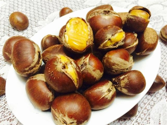 Hạt dẻ nướng: Món ăn từ hạt dẻ đầu tiên là phải kể đến món hạt dẻ nướng. Đây là món ăn ưa thích của rất rất nhiều người. Cách làm món này không khó chỉ cần vài bước đơn giản là bạn đã có một đĩa hạt dẻ nướng thơm ngon.