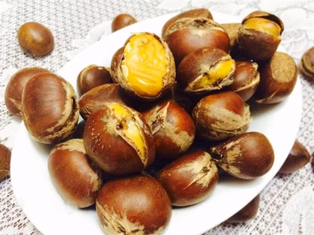 Hạt dẻ nướng: Món ăn từ hạt dẻ đầu tiên là phải kể đến món hạt dẻ nướng. Đây là món ăn ưa thích của rất rất nhiều người. Cách làm món này không khó chỉ cần vài bước đơn giản là bạn đã có một đĩa hạt dẻ nướng thơm ngon.