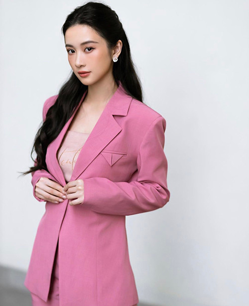Giữa tiết trời thu, Jun Vũ cũng chọn mẫu blazer hồng nổi bật hợp xu hướng để chưng diện.