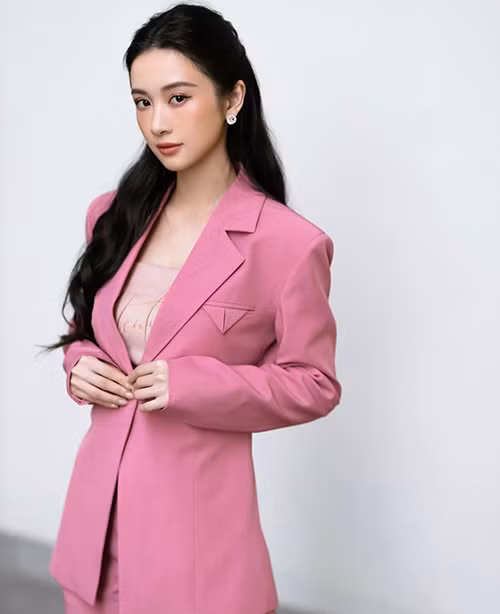 Giữa tiết trời thu, Jun Vũ cũng chọn mẫu blazer hồng nổi bật hợp xu hướng để chưng diện.