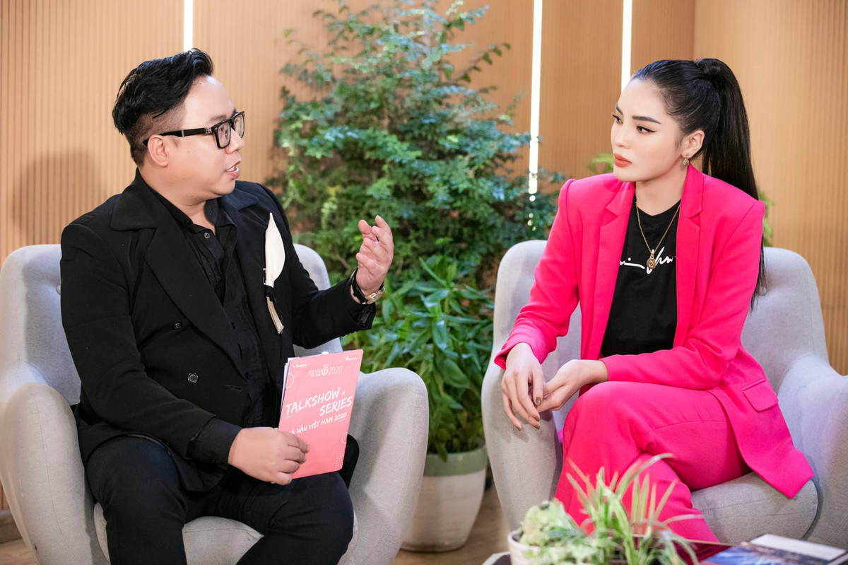 Tham gia chương trình talkshow, Hoa hậu Kỳ Duyên thu hút mọi ánh nhìn khi diện cả bộ vest hồng phối cùng áo thun đen.