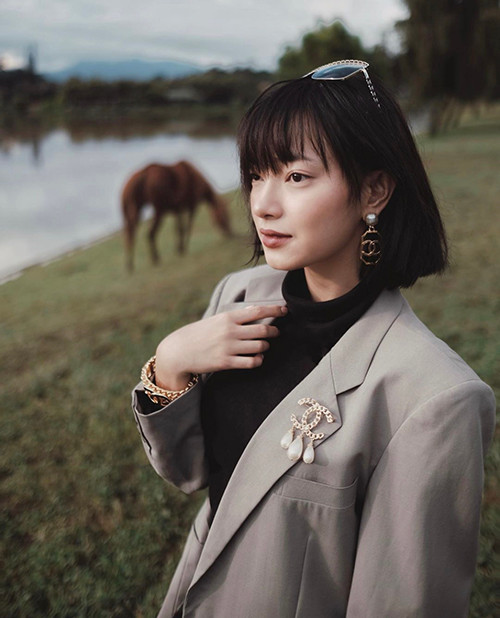 Đón cái se lạnh đầu thu, fashionista Châu Bùi mix áo cao cổ và kiểu vest dáng rộng đúng xu hướng.