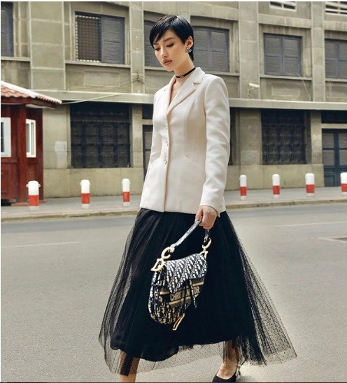 Áp dụng công thức phối blazer cùng chân váy xòe đậm chất tiểu thư, Khánh Linh lại khéo nâng tầm bộ cánh đơn giản và nhấn nhá thêm hàng loạt phụ kiện đắt tiền bắt mắt. Ảnh: FB, IG.