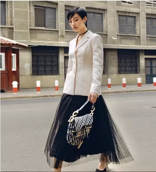 Áp dụng công thức phối blazer cùng chân váy xòe đậm chất tiểu thư, Khánh Linh lại khéo nâng tầm bộ cánh đơn giản và nhấn nhá thêm hàng loạt phụ kiện đắt tiền bắt mắt. Ảnh: FB, IG.