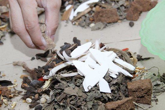 Be trai hoai tu da vi thay lang chua bong: Hiem hoa thuoc “lang bam”-Hinh-2