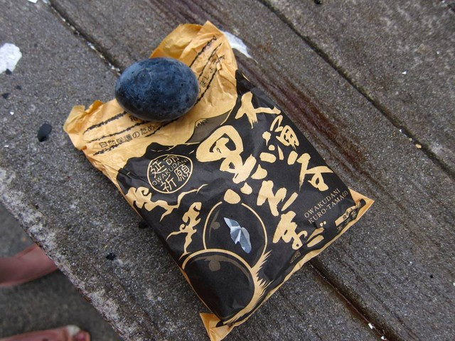 Trứng gà đen Nhật Bản được đưa về Việt Nam theo đường hàng không, đây đều là trứng loại 1, là đặc sản của vùng Owakudani ở Nhật Bản. Chúng còn được gọi là trứng trường thọ.